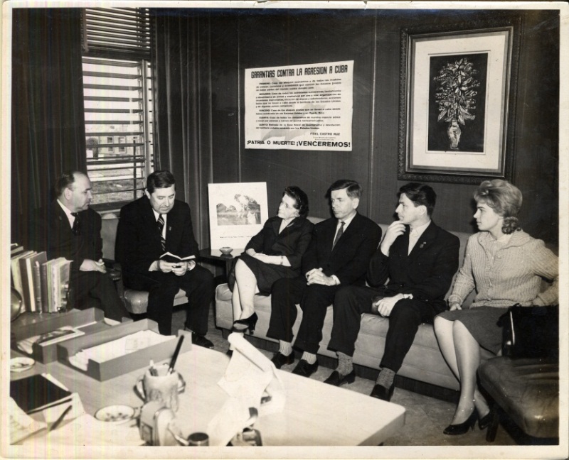 Foto de La doctora María Teresa Freyre de Andrade y la delegación soviética que acompañó a Popovich en su visita a Cuba, enero 1963. Foto Cooperativa Fotográfica. Fondos BNCJM.